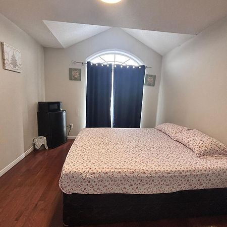 Bright Queen Room Close To Sheridan College And Airport Brampton Exteriör bild
