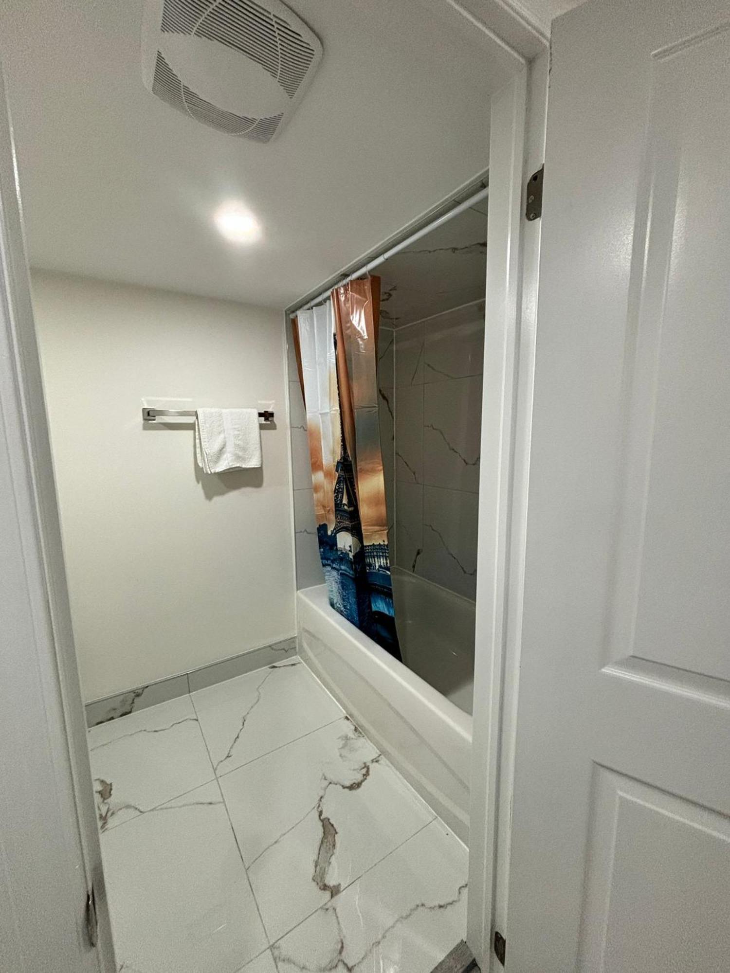 Bright Queen Room Close To Sheridan College And Airport Brampton Exteriör bild