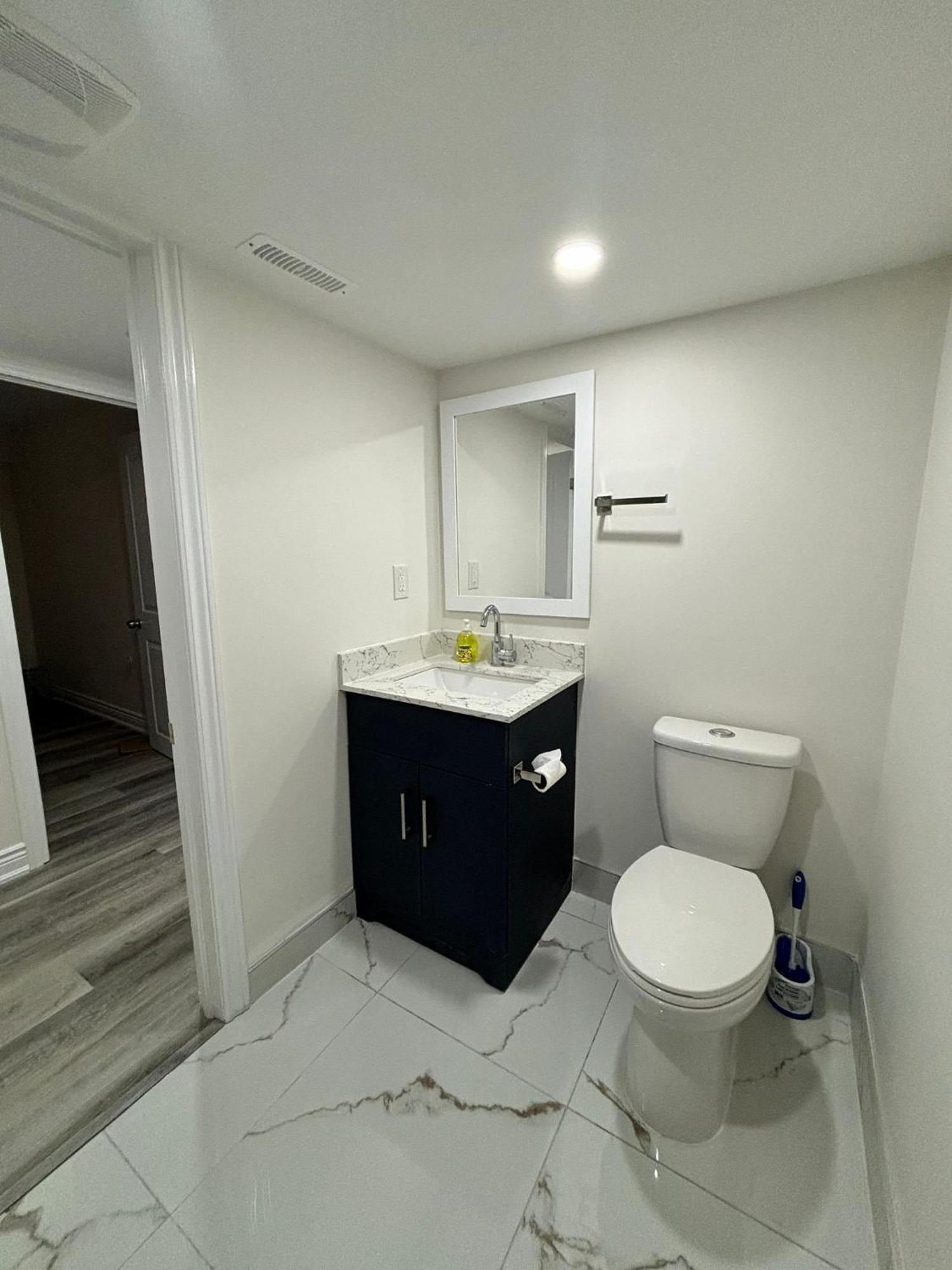 Bright Queen Room Close To Sheridan College And Airport Brampton Exteriör bild