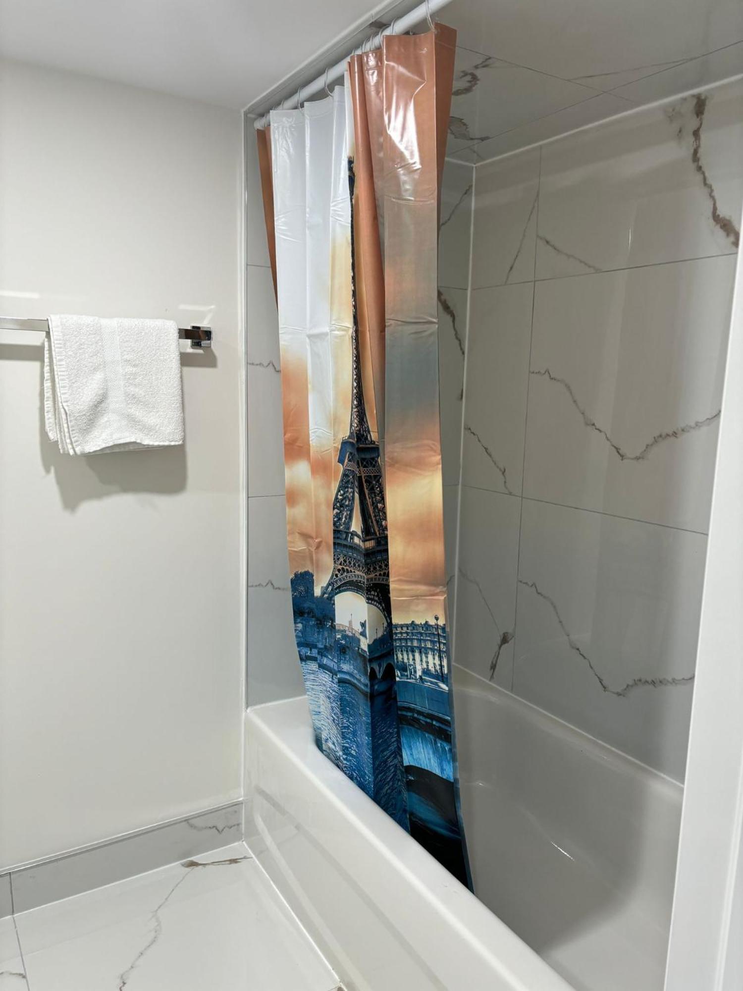 Bright Queen Room Close To Sheridan College And Airport Brampton Exteriör bild